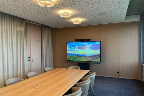 01-Touchdisplay-Logitech-Videokonfernz-Lautsprecher-Kamera-Mikrofon